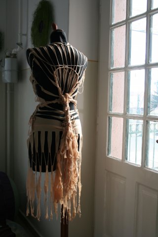 Gyemendi Réka: ruha hulladékanyagokból, hátulnézet 2012